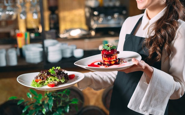 Vì sao nhân viên phục vụ bàn lại được trả cao hơn người phụ bếp tại các nhà  hàng lớn?